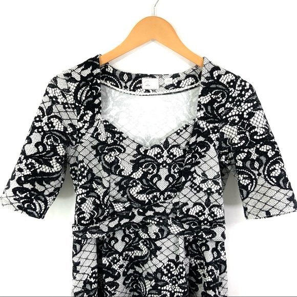 ♻️DONATED♻️ Anthro POSTMARK Short by Sleeve Top White Black Lace Print PJ27 - Picture 2 of 10